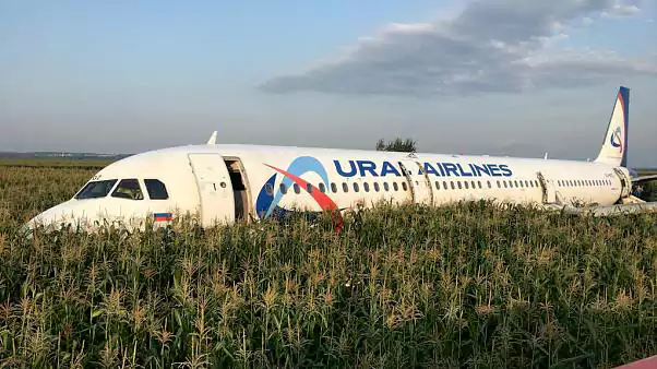 الطائرة الروسية التي هبطت إضطراريًا في أحد الحقول